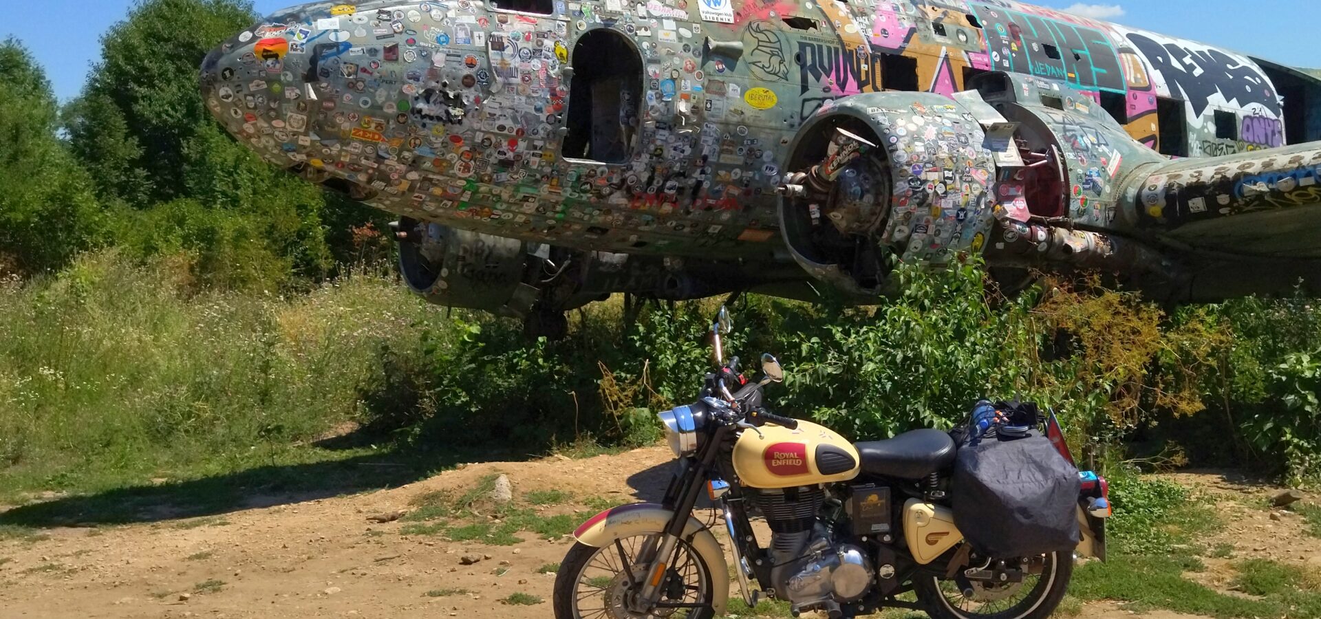 Royal Enfield vor einer Douglas 47 auf dem Gelände der Airbase Zeljava