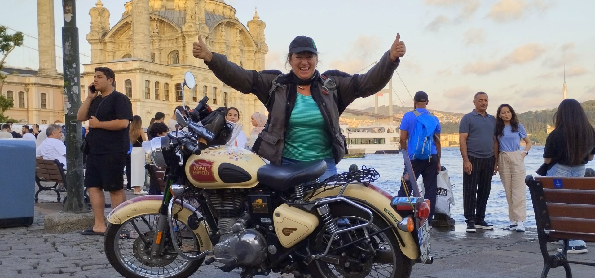 Michi mit Motorrad am Bosporus, im Hintergrund Ortaköy Moschee