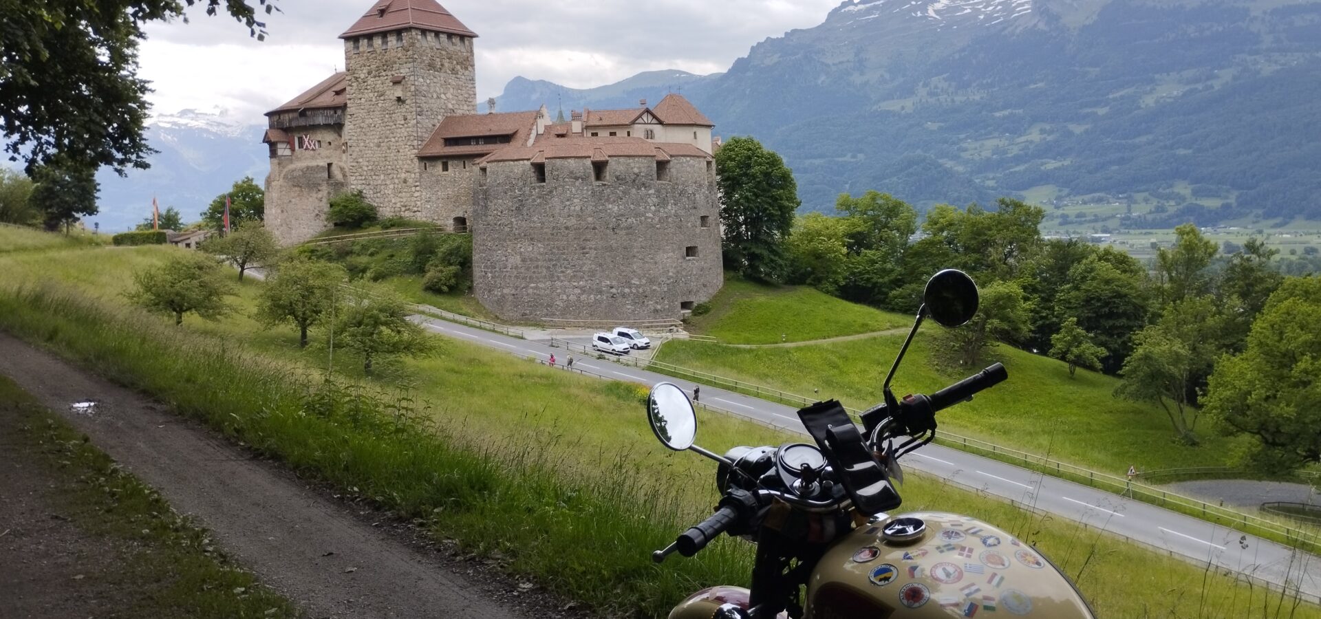 Schloss Vaduz vor schneebedeckten Bergen
