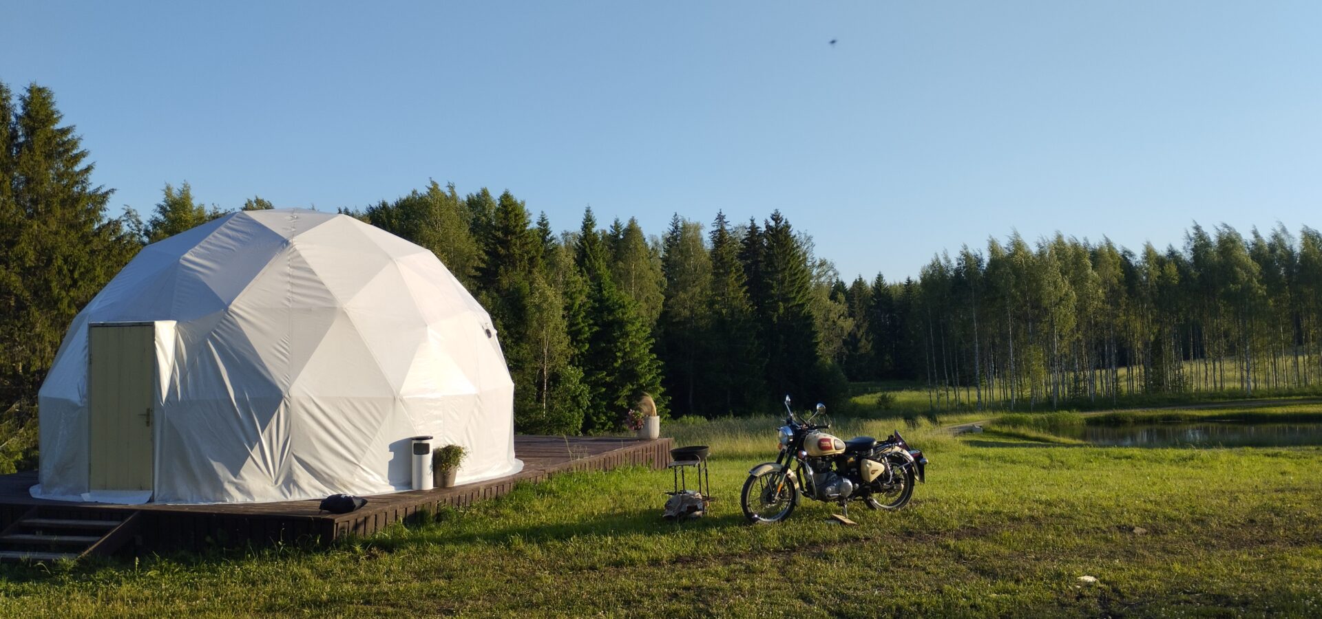 Übernachtung im Igluzelt auf einer Waldwiese in Lettland